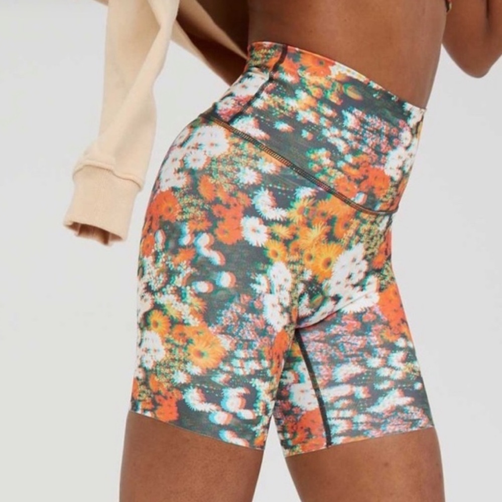 Offline By Aerie Goals 3D 7” inseam high waisted Biker Shorts - Picture 2 of 7